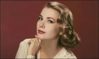 Actrice américaine, née le 12 novembre 1929 à Philadelphie (Pennsylvanie), Grace Kelly épousa le 19 avril 1956 à la cathédrale de Monaco, le prince Rainier III. Égérie du réalisateur, producteur et scénariste anglais Alfred Hitchcok, dans quel film de ce dernier n'a-t-elle pas tourné ?