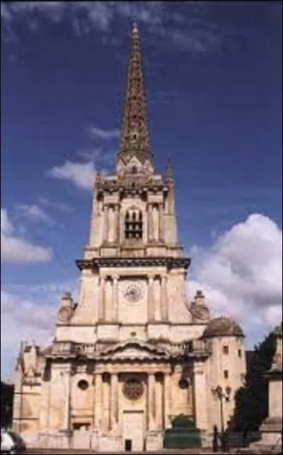 Le 18 décembre 1606, Henri IV nomme Richelieu évêque d'une ville de Vendée, laquelle ? (Photo : Cathédrale de cette ville. Indice : Dans les deux autres villes, il n'y a pas cet édifice).