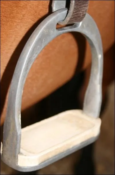 Comment appelle-t-on l'objet sur la selle où l'on pose son pied ?