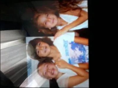 Avec qui Esteban est-il sur la photo?