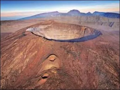 Comment s'appelle le volcan actif se trouvant sur l'île de la Réunion ?