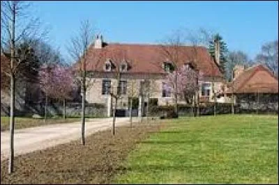 Voici le château de Montchoisy, à Chezelle. Commune auvergnate de l'arrondissement de Moulins, elle se trouve dans le département ...