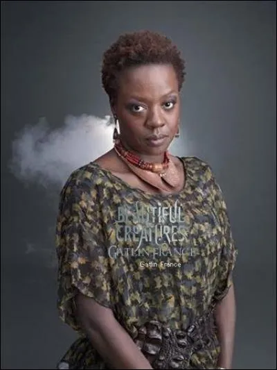 Comment s'appelle la bibliothécaire de cette ville ?