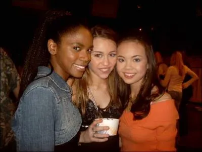 Qui sont ces deux imbciles autour de Miley ?