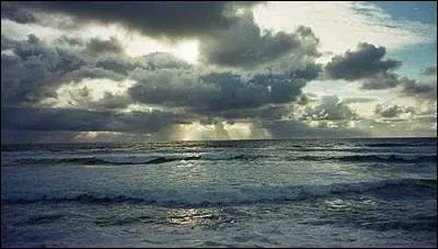 Lequel des quatre est parcouru par une immense chaîne de montagne maritime ?