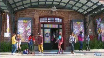 Comment s'appelle l'endroit ou les personnages de la série se rejoignent pour patiner ?