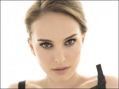 Quel personnage est incarné par Natalie Portman, célèbre pour de nombreux films tels que "Léon" ?