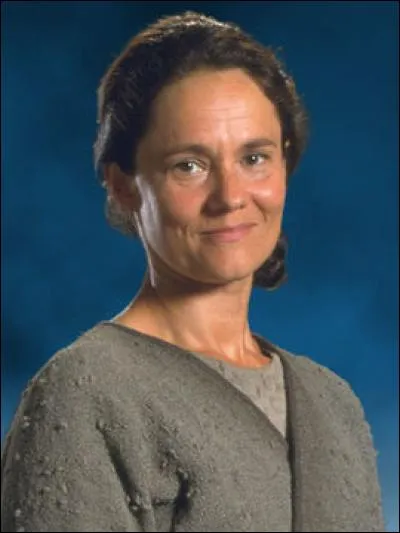 Qui est la mère d'Anakin, jouée par Pernilla August ?