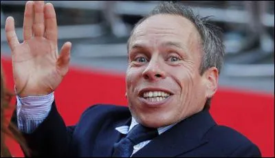 Le plus petit acteur, avec son 1,07 m, joue deux personnages également. Il s'agit de l'Ewok Wicket et d'un ami de Watto, assistant aux courses de modules et siégeant à ses côtés. Qui est-il ?