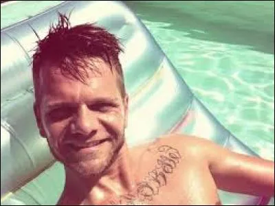 Avec qui chante-t-il dans son clip : "J'peux pas j'ai piscine" ?