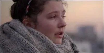 On peut dire que l'école lui plaisait. Bonne élève pour maman elle en était une fierté, un peu rondelette, de bonnes petites joues, devant les profs ; il l'appelaient :