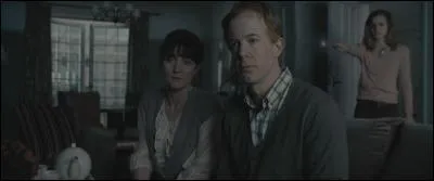 Quel sortilège Hermione lance-t-elle à ses parents avant de partir de chez elle ?