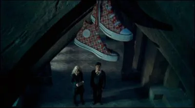 Pourquoi les autres élèves cachent-ils les effets personnels de Luna Lovegood ?