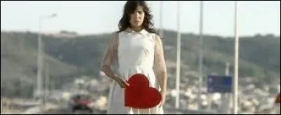 En quelle année commence-t-elle sa carrière de chanteuse ?