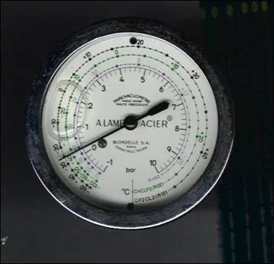 Les fluides indiqués sur ce manomètre sont :