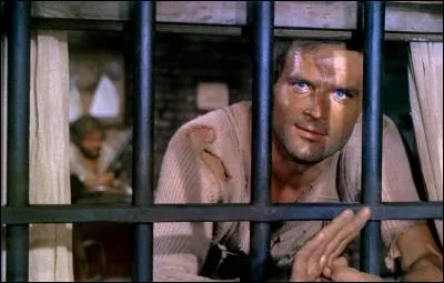 Trinita en train de faire des galipettes, uniquement vêtu d'un préservatif Durex, non mais ça va pas la tête !