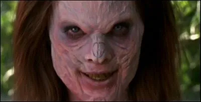 Quelle démone vengeresse se fait passer pour une adolescente ?