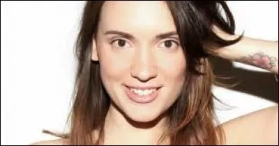 Comment s'appelle cette youtubeuse, elle aussi spécialisée dans l'humour ?