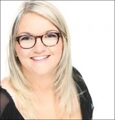 Comment s'appelle cette youtubeuse chanteuse ayant baptisé sa chaîne youtube de ses nom et prénom ?