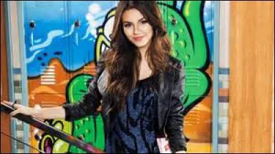 Les élèves de cette école doivent décorer leurs casiers. Qu'est-ce qu'il y a écrit sur le casier de l'héroïne?