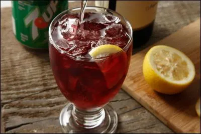 Un autre cocktail nous est proposé, à base de vin rouge, limonade et citron :