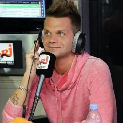 De quel animateur radio Keen'V est-il très proche ?