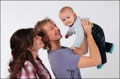 Comment s'appelle la copine de Julien avec laquelle il trompe le personnage principal ?