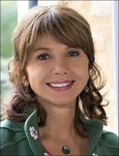 Dans la saison 6, à quel âge Caroline a-t-elle eu son fils (dont elle a accouché sous X) ?