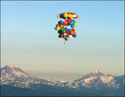 La fusion nucléaire entre trois atomes d'hélium donne :