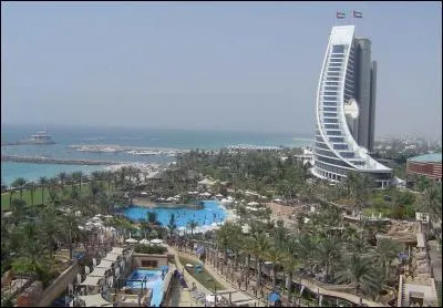 Dans quel pays se trouve cette luxueuse ville connue pour le Burj al-Arab, la Burj Khalifa ou encore ses îles artificielles typiques de Dubaï ?