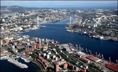 Dans quel pays se trouve la ville de Vladivostok (Владивосток), célèbre pour être le terminus du Transsibérien ?