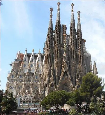 Dans quel pays se trouve la Sagrada Família, splendeur de Barcelone (Barcelona) ?