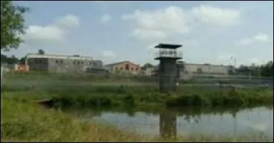 Dans la saison 3, o&ugrave; se pose le groupe de Rick apr&egrave;s &ecirc;tre rest&eacute; sur les routes ?