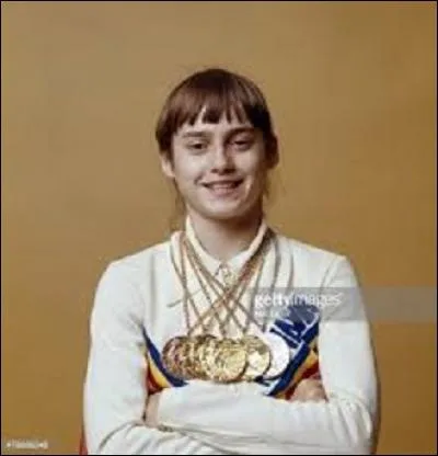 Première gymnaste de tous les temps à recevoir la note parfaite de 10 aux J.O. de Montréal en 1976, alors qu'elle n'est âgée que de 14 ans, la roumaine Nadia Comaneci, recevra lors de cette olympiade pas moins de 3 médailles d'or, 1 d'argent et 1 de bronze. Quatre ans plus tard, elle continuera en remportant 2 autres en or et 2 en argent. Placée 12ème, dans quel art sportif a-t-elle scintillé ?