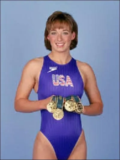 À la 10ème place, nous trouvons trois ex æquo. La première est une Américaine qui se nomme Amy Van Dyken. Championne de natation, elle participe aux Jeux olympiques d'été de 1996 et gagne 4 médailles d'or. Quatre ans plus tard à Sydney, elle en rajoute 2 à son escarcelle portant son total à 6. Mais pourriez-vous dire dans quelle épreuve elle n'a jamais reçu de récompense olympique ?
