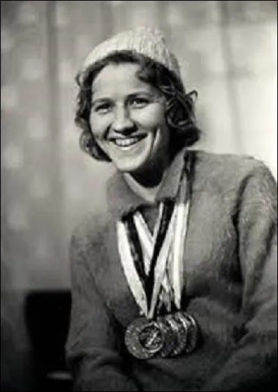 La deuxième ex æquo à la 10ème place est l'athlète russe Lidia Skoblikova. Née en 1939, elle participa à deux éditions des Jeux olympiques d'hiver, en 1960 à Squaw Valley où elle remporte 2 médailles d'or, en 1964 à Innsbruck où elle en glane 4 autres de ce même métal, portant ainsi son total à 6. Mais quelle était sa discipline sportive ?