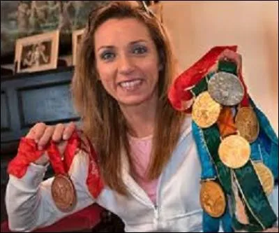 Née en 1974, l'Italienne Valentina Vezzali est la 7ème de notre classement. Prenant part durant sa carrière à cinq olympiades d'été de 1996 à 2012, elle remportera pas moins de 6 médailles d'or, 1 d'argent et 2 de bronze. Championne d'escrime quel était son arme de prédilection ?