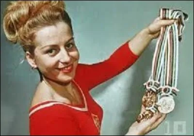 Née à Prague, en 1942, Vera Caslavska représentait à l'époque l'ex-Tchécoslovaquie. Prenant part aux J.O. d'été de Rome en 1960 puis à ceux de Tokyo en 1964 et enfin Mexico en 1968, elle engrangea pour son pays 7 médailles d'or et 4 d'argent. Répertoriée à la 4ème place, dans quelle discipline était-elle une pro ?