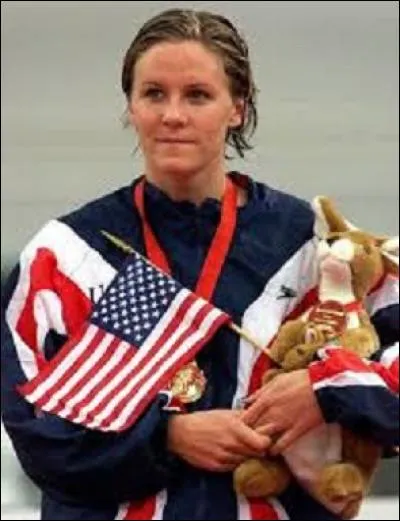 Nous montons sur le podium. À la 3ème place pour la médaille de bronze, nous trouvons l'athlète américaine née en 1973, Jenny Thompson. Ayant participé à quatre olympiades d'été de 1992 à 2004, elle remporta au total 8 médailles d'or, 3 d'argent, et 1 de bronze. Pourriez-vous citer le sport dans lequel elle s'est distinguée ?