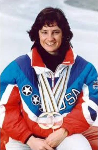 Championne américaine, née en 1964, ayant participé à trois olympiades d'hiver, entre 1988 et 1994 (Calgary, Albertville et Lillehammer), Bonnie Blair aura glané durant sa carrière 5 médailles d'or et 1 de bronze. Vingtième ex æquo avec l'athlète de la question n°1 des sportives les plus titrées des Jeux olympiques, dans quel domaine excellait-elle ?