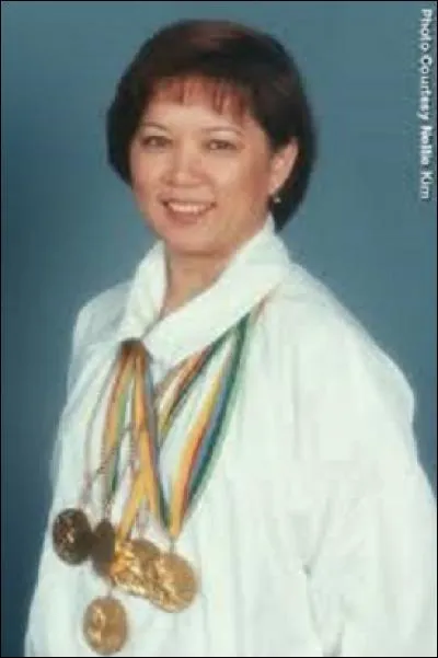 Née en 1957, l'athlète russe Nellie Kim participa durant sa carrière à deux éditions des Jeux olympiques d'été, ceux de Montréal en 1976 où elle rafle 3 médailles d'or et 1 d'argent et Moscou en 1980 où elle en rajoute deux autres en or à son palmarès. Classée 19e du classement, dans quelle discipline brilla-t-elle ?
