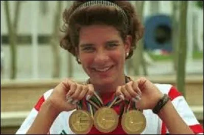 Nous trouvons en 17e position la sportive hongroise Kriztina Egerszegi qui remporta comme l'Australienne Dawn Fraser dans les années 50 et 60, trois olympiades d'affilée en natation de 1988 à 1996 (Séoul, Barcelone et Atlanta). Elle accumula au total 5 médailles d'or, 1 d'argent, et 1 de bronze. Mais dans quelles épreuves de nage excellait-elle ?