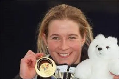 Allemande, née en 1972, aujourd'hui policière, Claudia Pechstein participa durant sa carrière à cinq éditions des Jeux olympiques d'hiver, de 1992 à Albertville à Turin en 2006. Son palmarès est de 5 médailles d'or, pour 2 d'argent et 2 de bronze. Classée 15e, quelle était sa discipline sportive ?