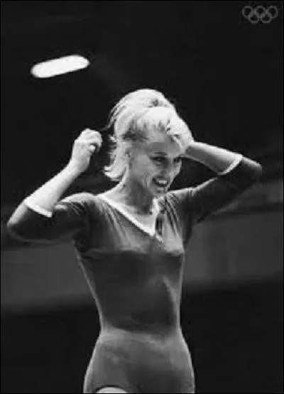 Athlète russe, née en 1936 et décédée en 2005 à Kiev, Polina Astakhova participa à trois olympiades. Commençant sa moisson de médailles, en 1956 à Melbourne avec 1 d'or et 1 de bronze, elle continua à engranger à Rome, en 1960 avec 2 autres d'or, 1 d'argent et 1 de bronze. Elle terminera en 1964 à Tokyo par 2 d'or, 1 d'argent et 1 de bronze. 14e du classement, quel sport pratiquait-elle ?