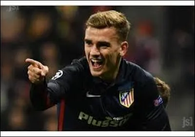 Pourquoi est-il le seul dans l'équipe de France à avoir un maillot à manches longues ?