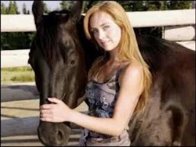 Comment s'appelle le cheval que sauve Amy après la mort de sa mère ?