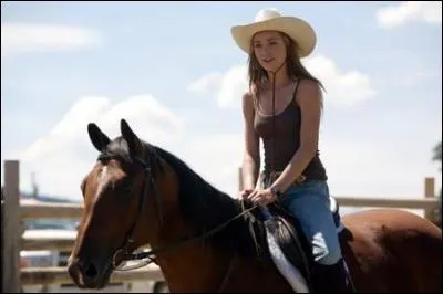 Qui est cette jument qui refuse d'être sellée ? Et qui est sa propriétaire ?