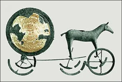 Qui a découvert ce célèbre objet de bronze en 1902, nommé "char solaire de Trundholm" ?