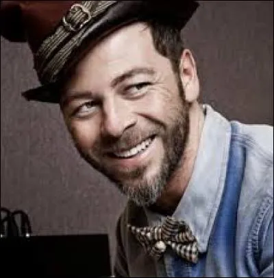 De quel instrument de musique joue-t-il ?