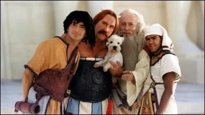 Quelle est la race du célèbre chien dans "Mission Cléopâtre" ?